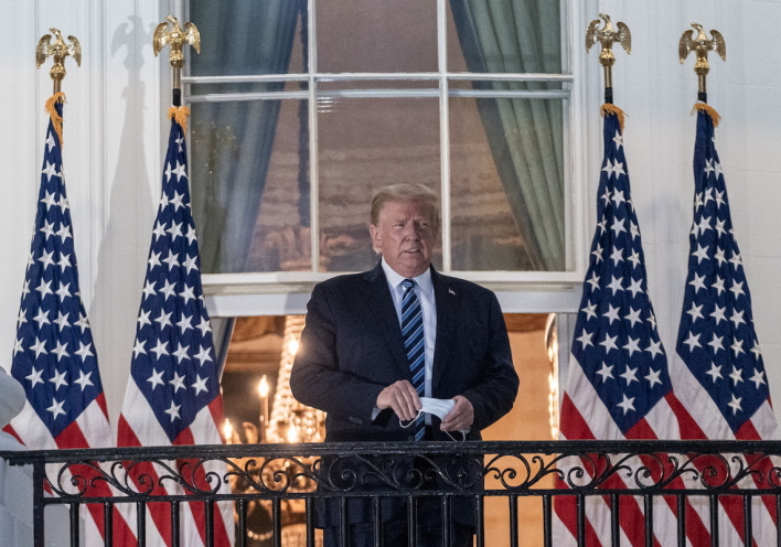 Ο Ντόναλντ Τραμπ χωρίς τη μάσκα