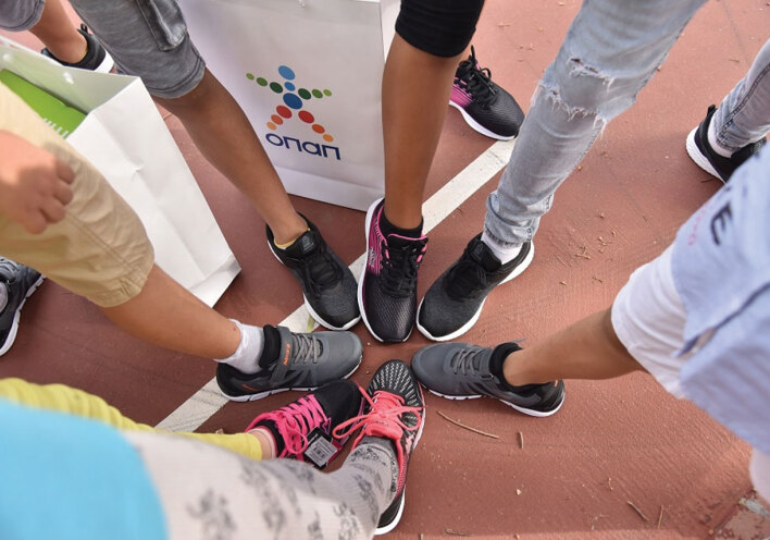 Ο ΟΠΑΠ προσφέρει παπούτσια σε παιδιά που το έχουν ανάγκη