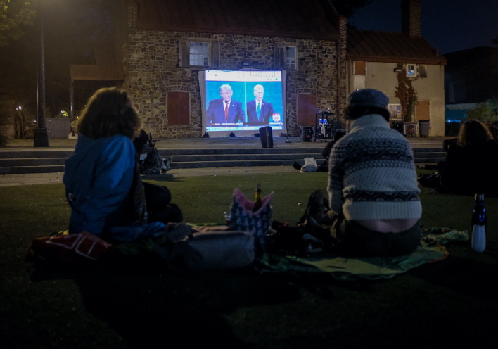 Αμερικανοί πολίτες παρακολουθούν το debate Τραμπ-Μπάιντεν στο Μπρούκλιν