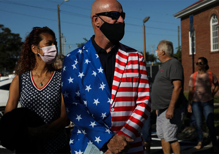 Αμερικανικές εκλογές 2020: Αμερικανοί ψηφοφόροι έξω από εκλογικό κέντρο