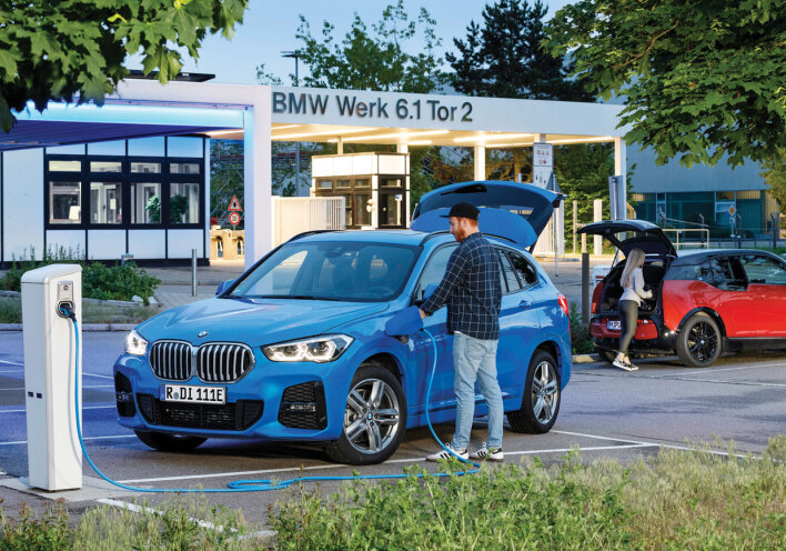 Άνδρας φορτίζει το BMW αυτοκίνητό του