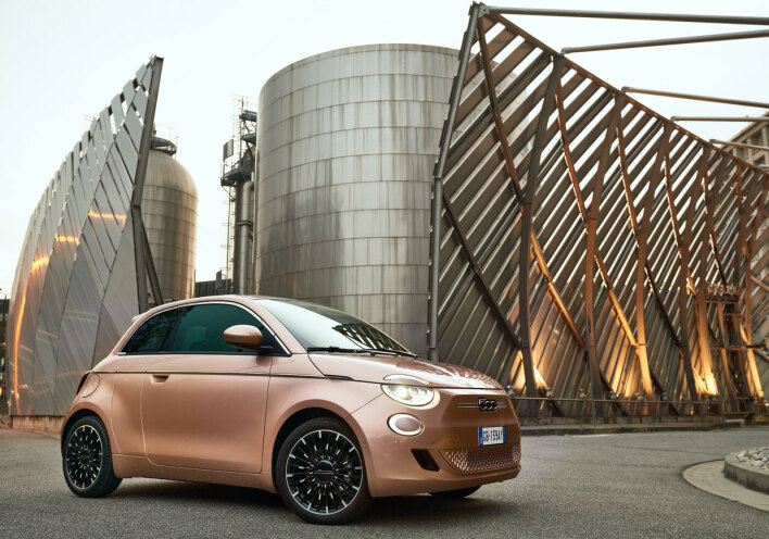 Αυτοκίνητο μπεζ-καφέ Fiat 500e