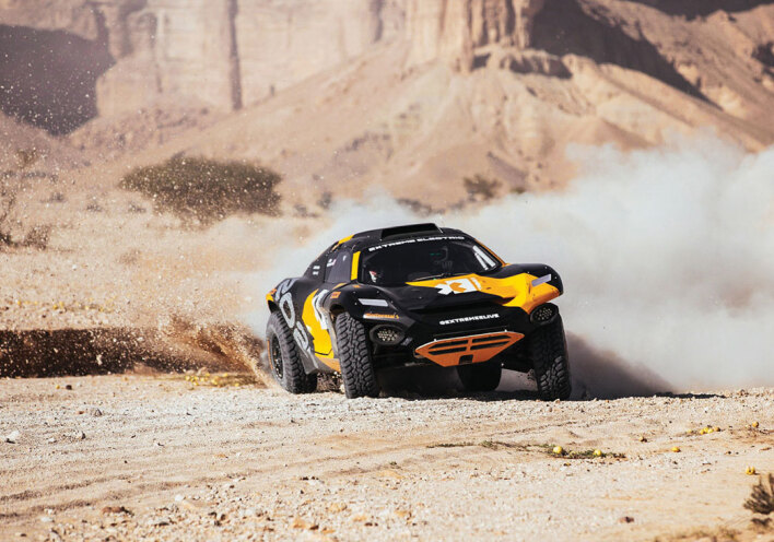 Αγωνιστικό αυτοκίνητο σε κίνηση σηκώνει σκόνη