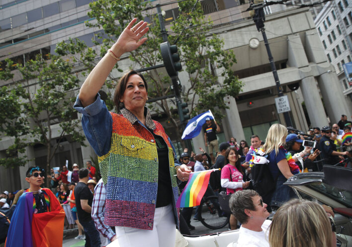 Η αντιπρόεδρος των ΗΠΑ, Καμάλα Χάρις με τζιν μπουφάν με στρας στα χρώματα του Pride