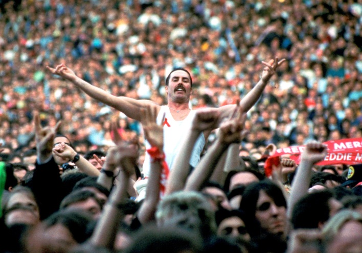 Στιγμιότυπο από την tribute συναυλία για τον Φρέντι Μέρκιουρι στο γήπεδο Γουέμπλεϊ το 1992