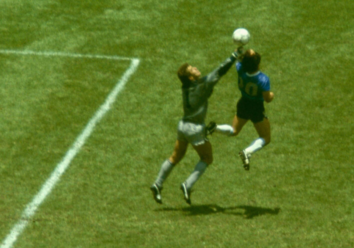 Ο Ντιέγκο Μαραντόνα σημειώνει το «Χέρι του Θεού» κόντρα στην Αγγλία στα προημιτελικά του Μουντιάλ 1984