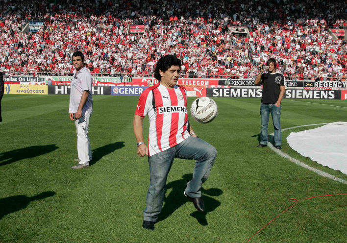 Όταν ο Μαραντόνα ταρακούνησε τη φιέστα του Ολυμπιακού (φωτό)