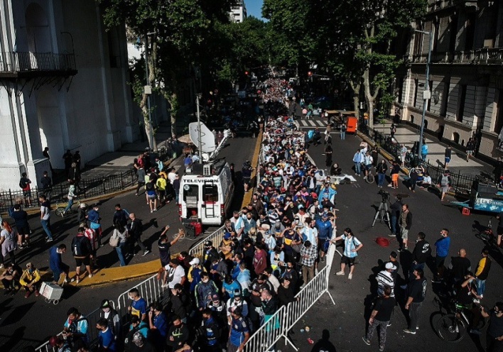 Συρροή κόσμου για να προσκυνήσουν τη σορό του Μαραντόνα