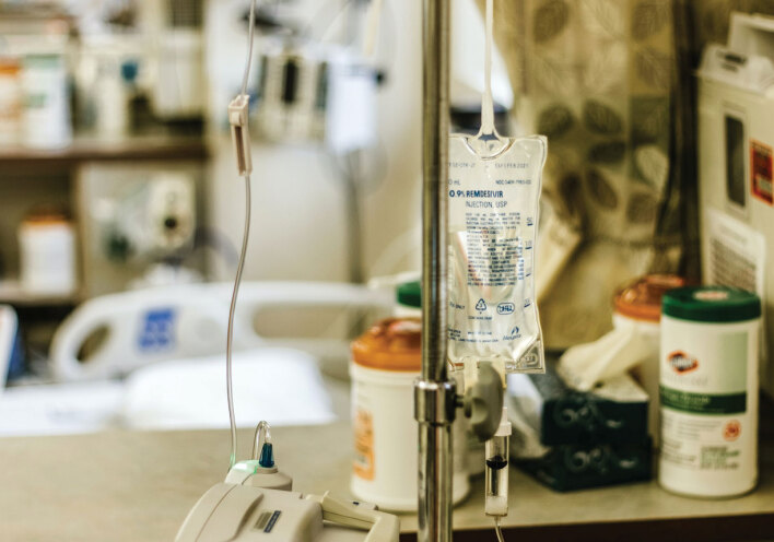 Τραπέζι νοσοκομείου με φάρμακα και ορούς