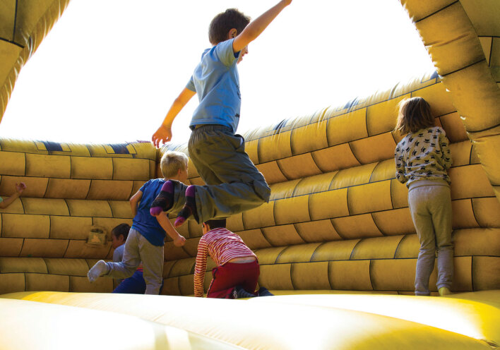Παιδιά παίζουν σε φουσκωτό κάστρο