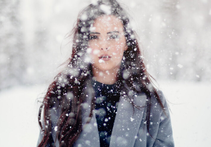 μελαχρινή κοπέλα σε χιονόπτωση