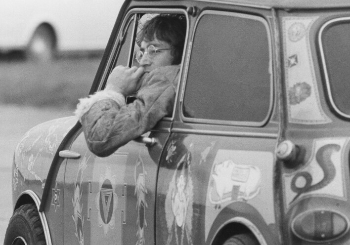 O John Lennon οδηγά το Radford Mini de Ville του George Harrison, Κεντ, 7 Νοεμβρίου 1967