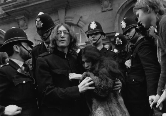 Ο Τζον Λένον και η Γιόκο Όνο εξέρχονται από το δικαστήριο