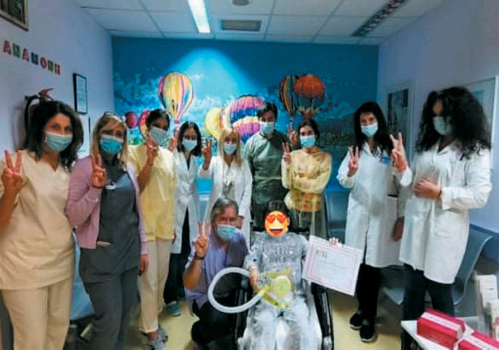 Ο 8χρονος Γιάννης βγαίνει από τη ΜΕΘ όπου νοσηλευόταν με κορωνοιό