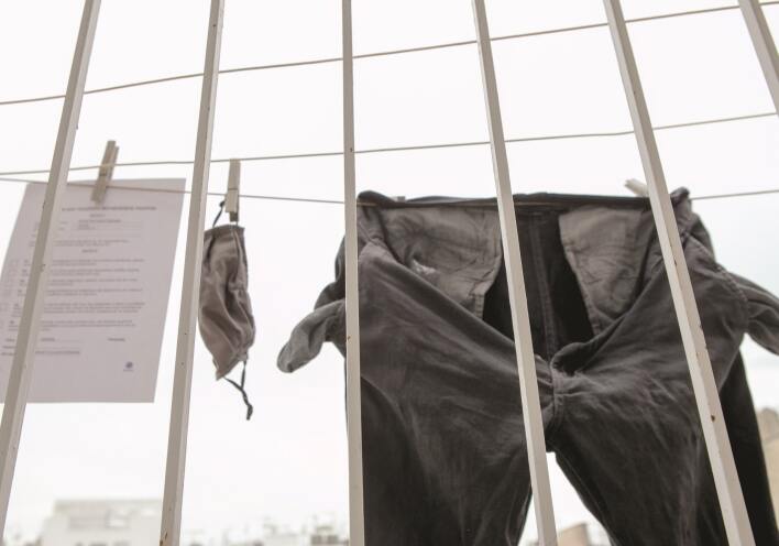 Κρεμασμένο παντελόνι σε κάγκελα πόρτας νοσοκομείου