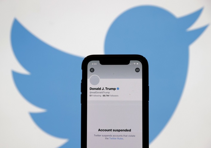 Κινητό που απεικονίζει τον φραγμένο λογαριασμό του Τραμπ στο Twitter 