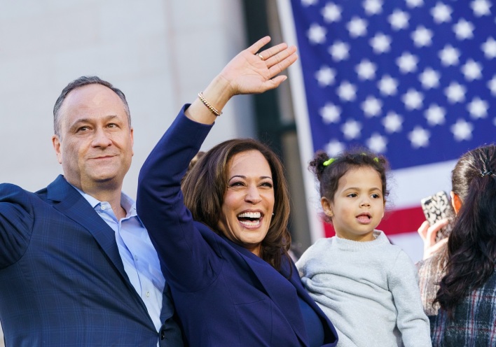 Η Αντιπρόεδρος των ΗΠΑ, Καμάλα Χάρις με τον σύζυγό της Ντάγκλας Έμχοφ και την 2χρονη ανηψιά της Αμάρα Αζάγκου ©Getty Images/ Mason Trinca