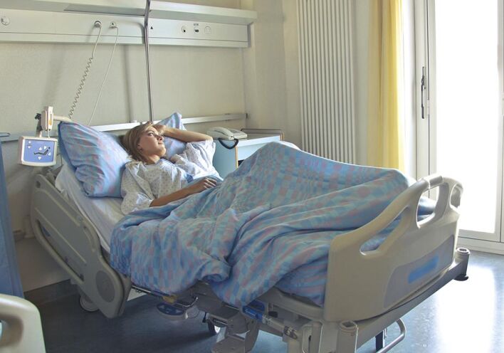 Ασθενής σε κρεβάτι νοσοκομείου