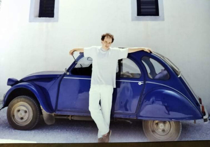 Ο Άρης Σφακιανάκης ποζάρει δίπλα στο αυτοκίνητό του