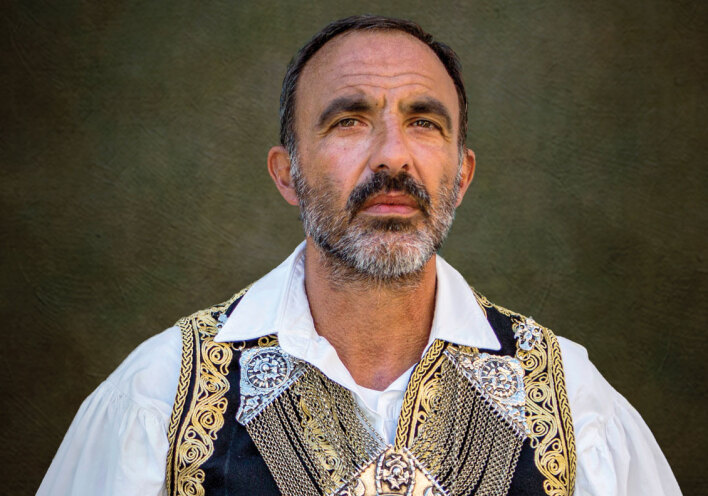 Ο Νίκος Αλιάγας ντυμένος με παραδοσιακή ελληνική φορεσιά © Βασίλης Αρτίκος