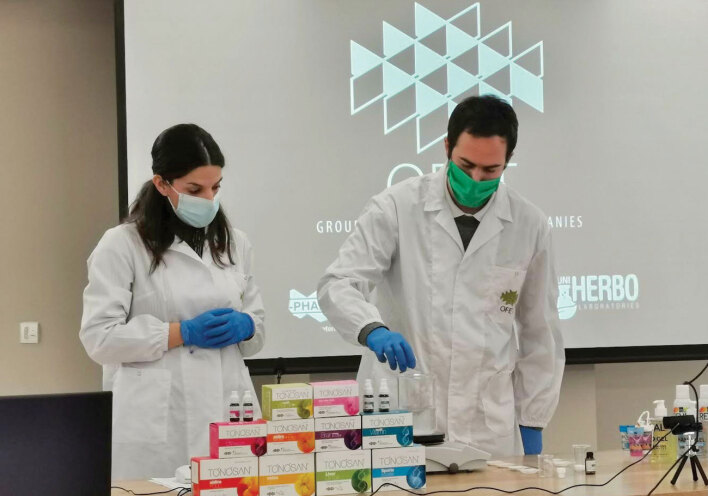 Γυναίκα και άνδρας με ιατρικές φόρμες και μάσκες κάνουν παρουσίαση