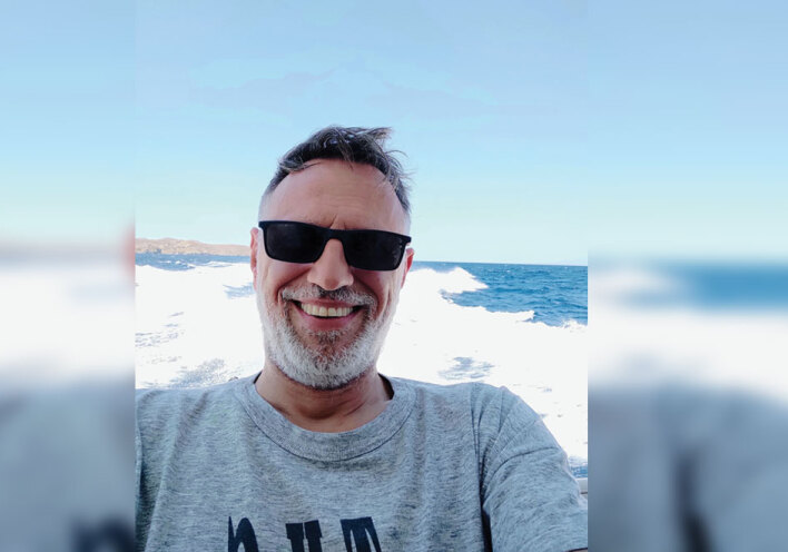 Ο Λεωνίδας Αντωνόπουλος, δηµοσιογράφος και διευθυντής του ραδιοσταθµού Kosmos 93,6 & 107,0