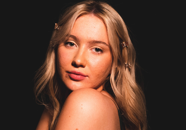 Κοπέλα με ακμή στο πρόσωπο