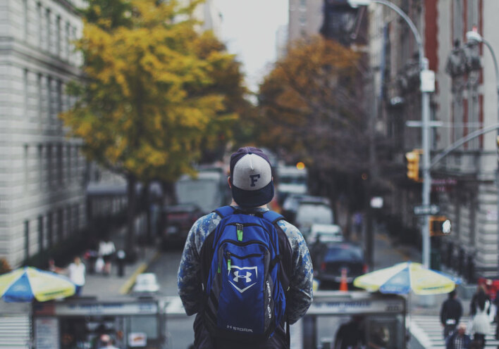 Άντρας με καπέλο και γυρισμένη πλάτη στο κέντρο της πόλης