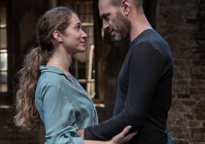 To "Knock" της Μέγκαν Τζένκινς, σε σκηνοθεσία Ντίνου Ψυχογιού, στο θέατρο Φούρνος