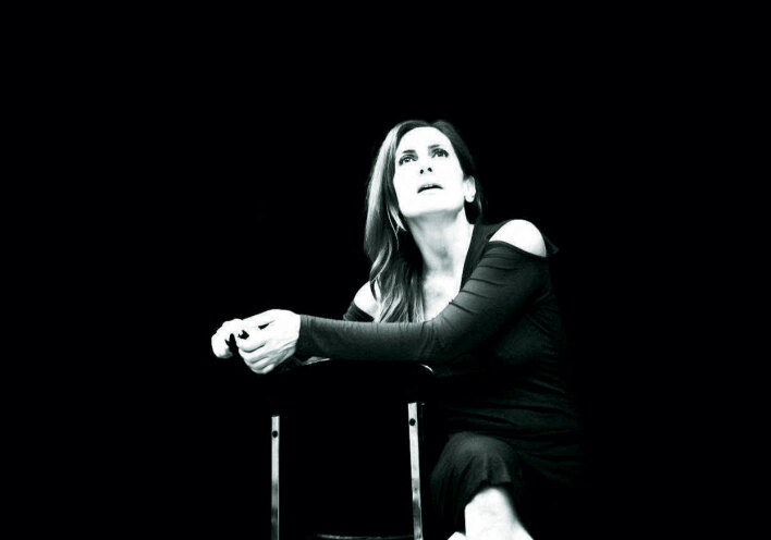 «Πόρνη από πάνω», θέατρο CORONET