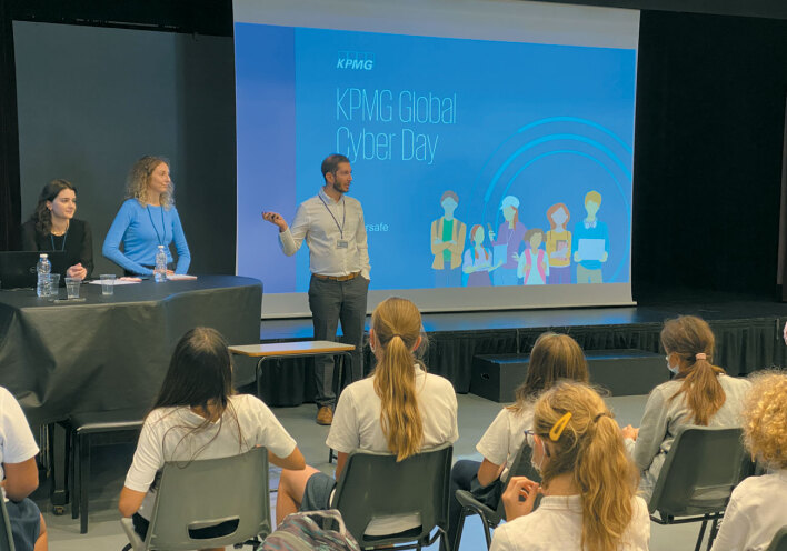 Στιγμιότυπο από την παρουσίαση στο σχολείο Campion School, στο πλαίσιο της δράσης KPMG Global Cyber Day. Από αριστερά Βασιλική Μακρυγιάννη, Νεφέλη Χριστιά, Νίκος Αναγνωστόπυλος, Σύμβουλοι στο τμήμα κυβερνοασφάλειαςτης KPMG.