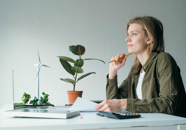 Γυναίκα κάθεται μπροστά σε γραφείο