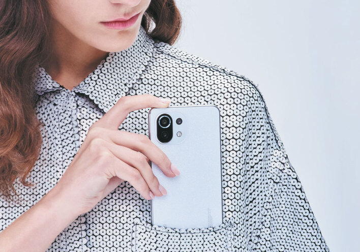 Γυναίκα βάζει κινητό στην τσέπη του πουκαμίσου της