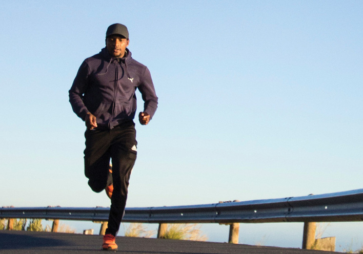 Άντρας με αθλητικά ρούχα, τρέχει στον δρόμο