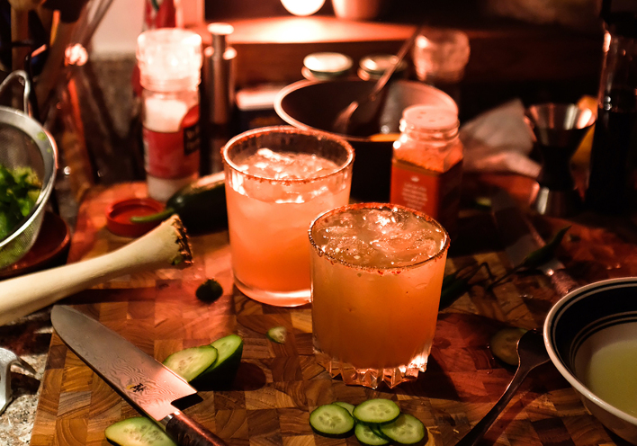 Ποτά, κοκτέιλ, ποτήρια, συνταγές και ό,τι άλλο χρειάζεται για ένα τέλειο σπιτικό μπαρ