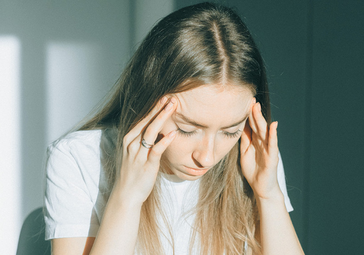 Κοπέλα με πονοκέφαλο