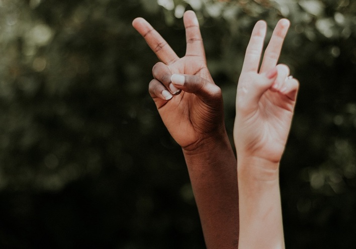 Δυο χέρια που κάνουν το σήμα της νίκης.