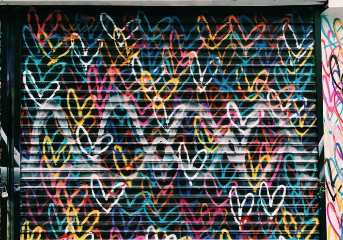 Ένας τοίχος με καρδιές.