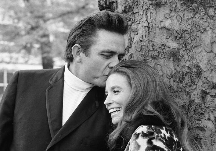 Ο θρύλος της κάντρι Johnny Cash και η τραγουδίστρια June Carter έζησαν έναν από τους μακροβιότερους έρωτες της σόουμπιζ.