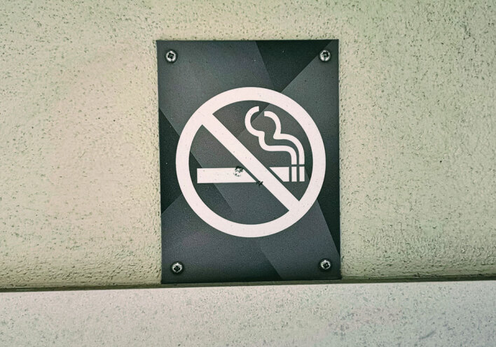 Πινακίδα «Απαγορεύτεται το κάπνισμα» σε τοίχο