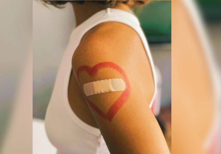 Γυναικείο χέρι με τσιρότο στο μπράτσο