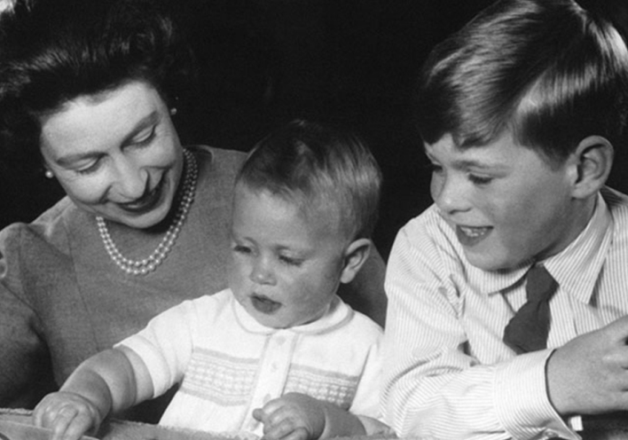 Η βασίλισσα Ελισάβετ ΙΙ με τους γιους της πρίγκιπα Άντριου και πρίγκιπα Έντουαρντ, στο κάστρου Ουίνδσορ, 1965