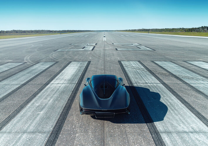 Αυτοκίνητο σε αεροδιάδρομο