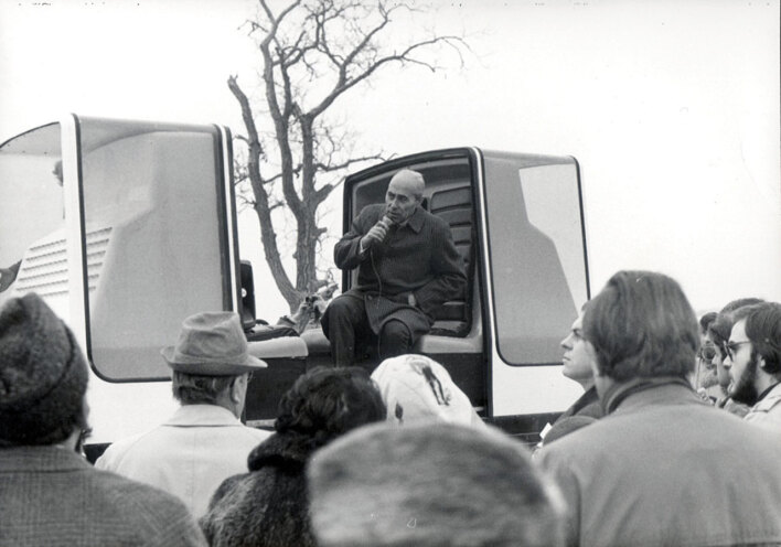 Φωτογραφία από το άνοιγμα της πρώτης δημόσιας συγκοινωνίας.