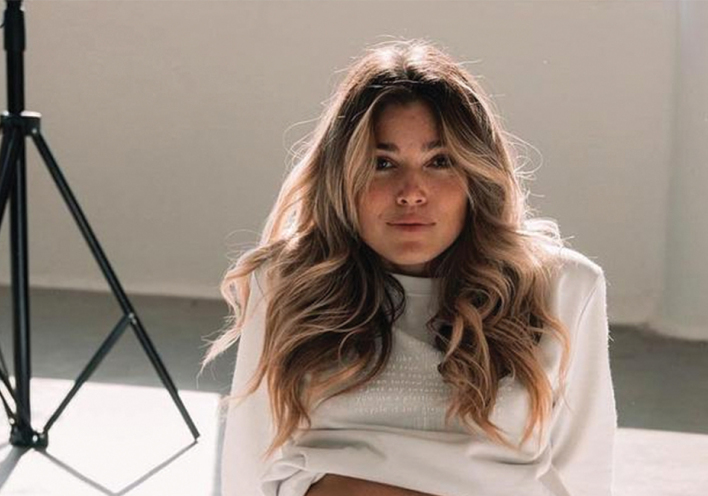 Η Βάσια Κωσταρά με ρούχα από την Circular Independence