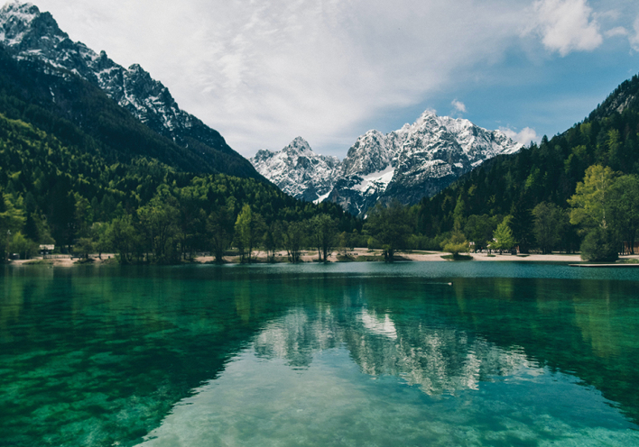 Φωτογραφία από τη φύση, με παραλία, δεντρα και βουνά