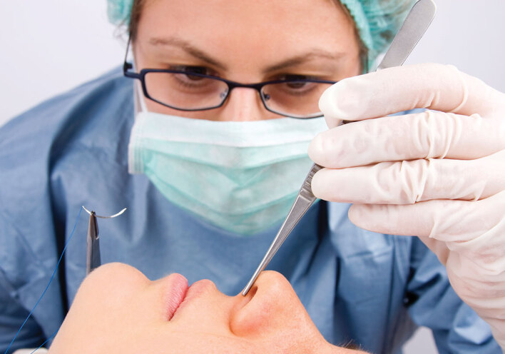 Γιατρός κάνει επέμβαση σε μύτη γυναίκας