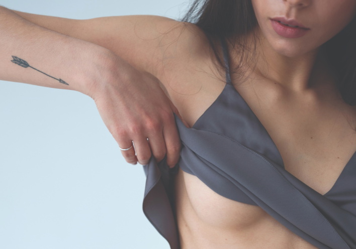 Φωτγραφία με μία γυναίκα να ψηλαφίζει το στήθος της.