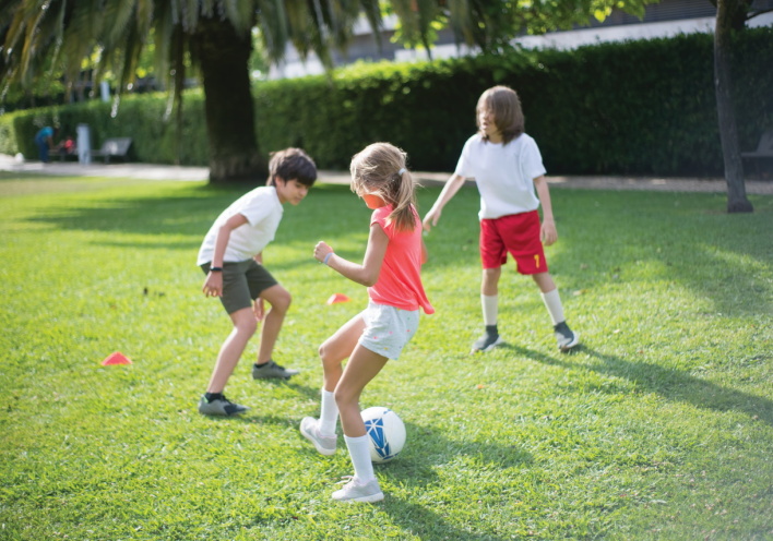 Φωτογραφία με παιδιά να παίζουν.