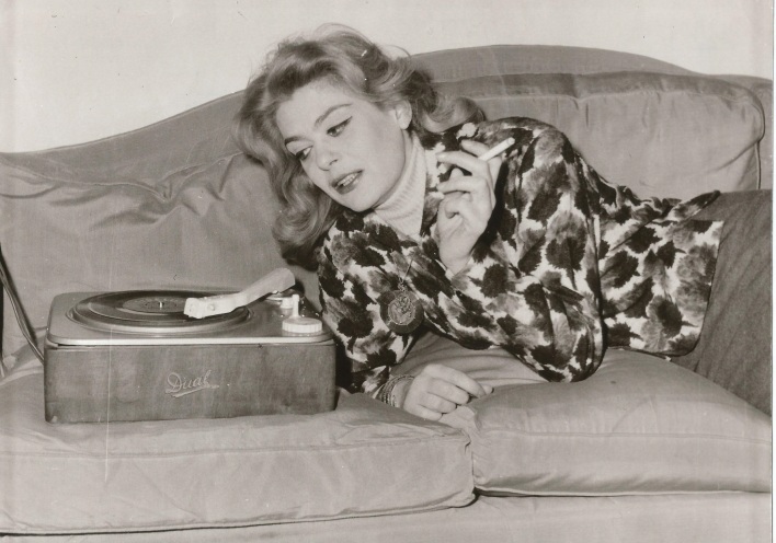 Η Μελίνα Μερκούρη σε χαλαρή στιγμή στον καναπέ της